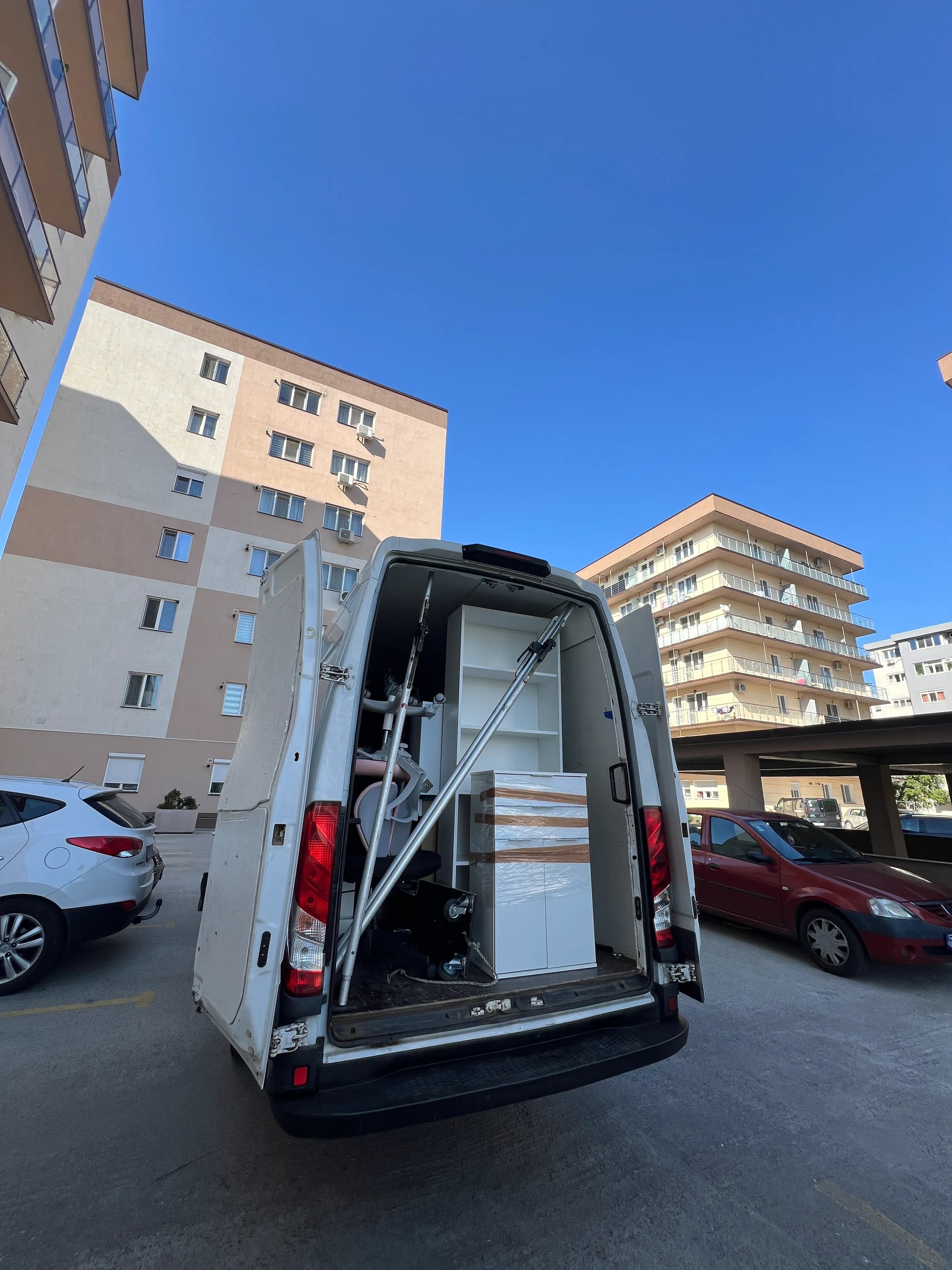 Manipulare canapea voluminoasă